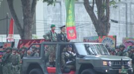 Komandan Korem 043/Garuda Hitam Brigjen TNI Sumarno Marjuki bertindak sebagai Inspektur Upacara saat melakukan pemeriksaan pasukan menggunakan kendaraan taktis pada Upacara Parade HUT ke-81 TNI