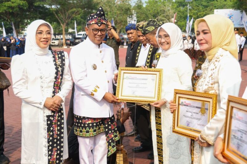 Andra Soni didampingi Ketua TP PKK Banten Tinawati Andra Soni menyerahkan piagam penghargaan Lomba Desa dan Kelurahan serta Satyalancana Karya Satya dalam rangkaian Upacara Peringatan HUT ke-26 Provinsi Banten di KP3B, Serang