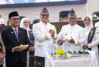 Andra Soni secara simbolis menyerahkan potongan tumpeng pada perayaan HUT ke-26 Provinsi Banten usai Rapat Paripurna Istimewa di Gedung DPRD Provinsi Banten