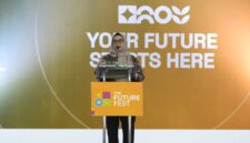 Foto Ana Windyawati, S.H., M.H., Staf Ahli Gubernur Bidang Hukum, Pemerintahan, dan Politik saat menyampaikan sambutan Gubernur dalam kegiatan  _The Future Fest_ 2026 yang digelar Yayasan Mata Garuda LPDP di Sportorium UMY