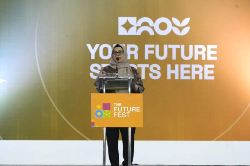 Foto Ana Windyawati, S.H., M.H., Staf Ahli Gubernur Bidang Hukum, Pemerintahan, dan Politik saat menyampaikan sambutan Gubernur dalam kegiatan  _The Future Fest_ 2026 yang digelar Yayasan Mata Garuda LPDP di Sportorium UMY