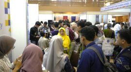 Peserta _The Future Fest_ 2026 mengunjungi both-both perguruan tinggi yang disediakan oleh LPDP