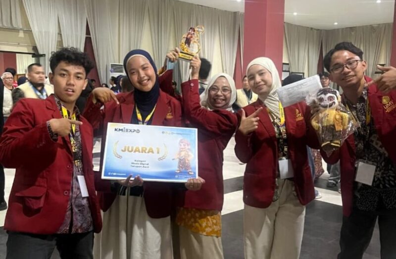 Foto tim mahasiswa PBA UMY yang membuat aplikasi Tarkeeb saat berhasil menjuarai KMI Expo XVII 2026 kategori Bisnis Digital