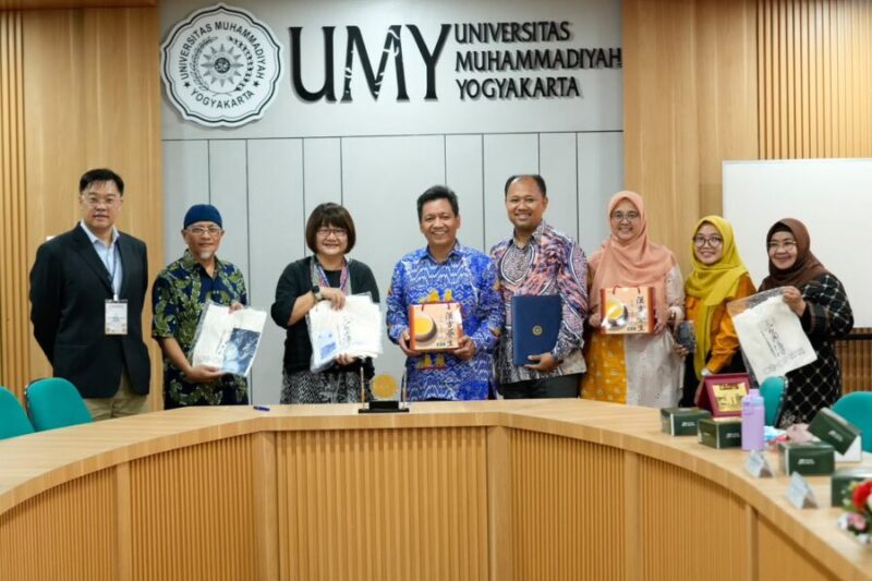 Perwakilan UMY dan MCUT berfoto bersama setelah penandatangan MoA