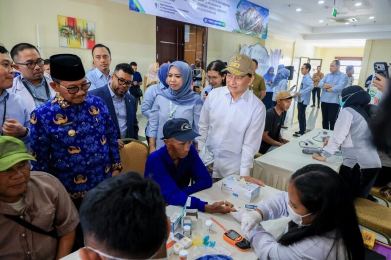 Ketua Komite III DPD RI Filep Wamafma (tengah bertopi), didampingi perwakilan Pemprov Banten dan pejabat terkait, meninjau langsung pelaksanaan Program Cek Kesehatan Gratis (CKG) di RSUP Sitanala, Kota Tangerang.