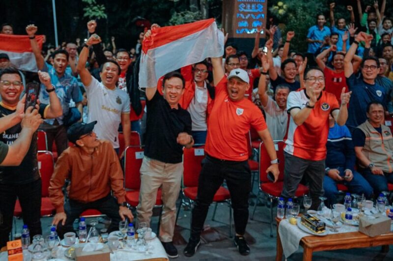 Momentum kebersamaan Sekretaris Daerah Provinsi Lampung Marindo Kurniawan, jajaran ASN Pemprov, dan masyarakat saat nobar laga sengit Final FIFA ASEAN Cup 2026: Indonesia vs Thailand di halaman Kantor Gubernur Lampung