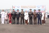 Wakil Gubernur Sumsel Cik Ujang (keempat dari kiri) bersama istri dan jajaran Forkopimda Sumsel berfoto bersama dengan latar belakang spanduk HUT ke-81 TNI.