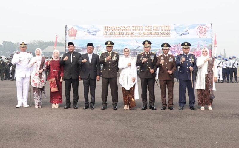 Wakil Gubernur Sumsel Cik Ujang (keempat dari kiri) bersama istri dan jajaran Forkopimda Sumsel berfoto bersama dengan latar belakang spanduk HUT ke-81 TNI.