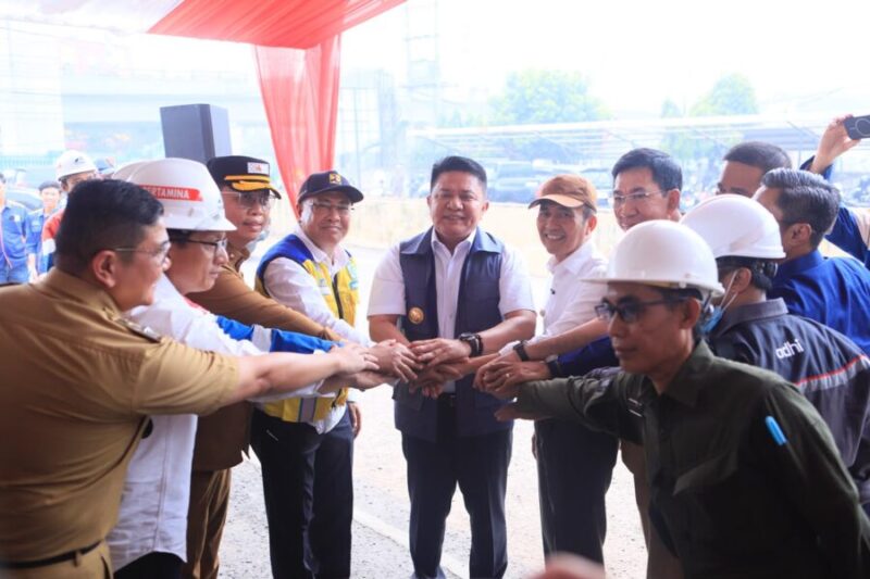 H. Herman Deru (tengah) melakukan tos bersama jajaran pejabat Pemprov dan BBWS Sumatera VIII, menandai sinergi dimulainya perluasan Kolam Retensi Simpang Polda