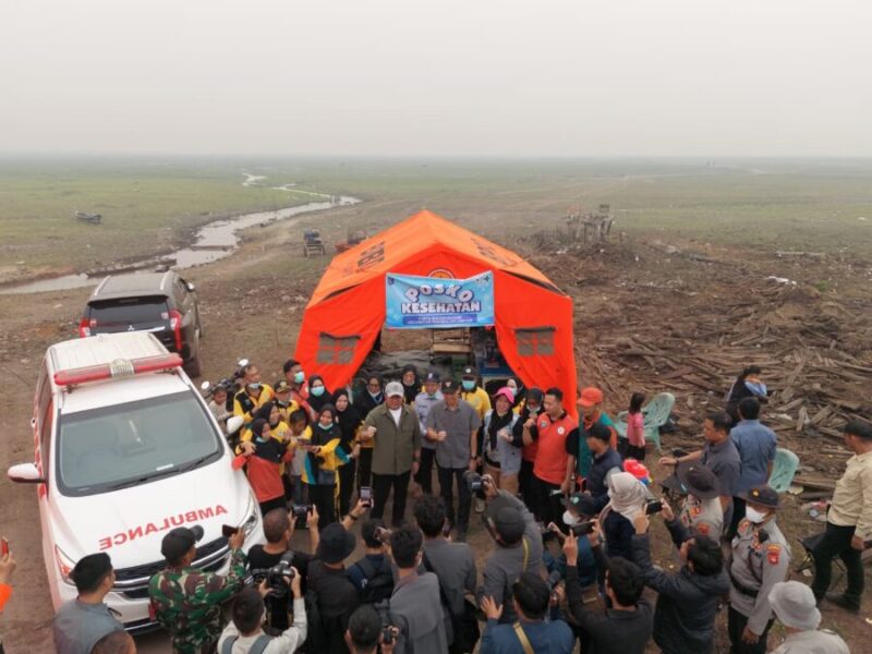 Herman Deru meninjau Posko Kesehatan Pustu Sungai Bungin di Kecamatan Pangkalan Lampam, Kabupaten OKI, untuk memastikan kesiapan layanan kesehatan bagi masyarakat terdampak karhutla.