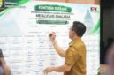 Dadang Supriatna menandatangani papan komitmen bersama implementasi program E-Learning ASN Berintegritas melalui LMS SIMALABAR di Gedung Mohammad Toha, Soreang