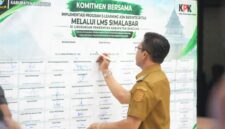 Dadang Supriatna menandatangani papan komitmen bersama implementasi program E-Learning ASN Berintegritas melalui LMS SIMALABAR di Gedung Mohammad Toha, Soreang