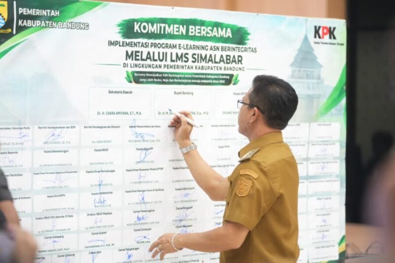 Dadang Supriatna menandatangani papan komitmen bersama implementasi program E-Learning ASN Berintegritas melalui LMS SIMALABAR di Gedung Mohammad Toha, Soreang