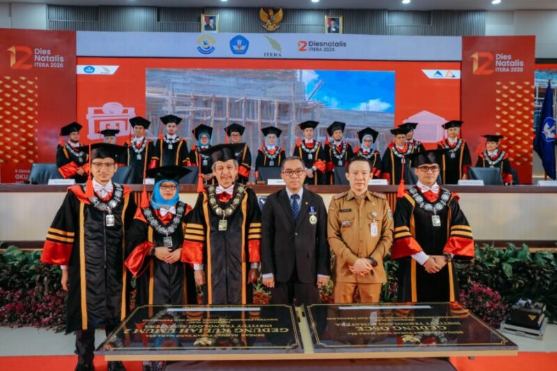 Marindo Kurniawan (kanan) bersama Menteri Pendidikan Tinggi, Sains, dan Teknologi Brian Yuliarto (tengah) dan Rektor ITERA (kiri) saat meresmikan Gedung Kuliah Umum 2 dan Gedung OSCE ITERA pada acara Dies Natalis ke-12 ITERA, Lampung Selatan