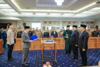 Marindo Kurniawan (tengah) melantik dua Pejabat Pimpinan Tinggi Pratama, Gadriyanto Abung (kiri) dan Lukman Pura (kanan), di Ruang Rapat Utama, Kantor Gubernur Lampung