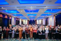 Foto bersama Asisten Bidang Pemerintahan & Kesra Setda Lampung M. Firsada, Ketua TP-PKK Lampung Purnama Wulan Mirza, Ketua DWP Lampung Agnesia Bulan Marindo, dan seluruh peserta Musda V KPPI Provinsi Lampung di Hotel Akar