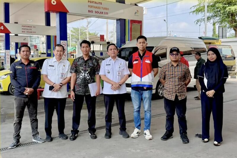 Kunjungan lapangan tim koordinasi pengawasan distribusi BBM subsidi di salah satu SPBU wilayah Lampung untuk memantau situasi secara langsung.