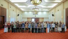Rahmat Mirzani Djausal foto bersama lintas sektor usai kegiatan sinergi dan kolaborasi CSR dengan dunia usaha di Kantor Perwakilan Bank Indonesia Provinsi Lampung