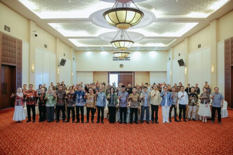 Rahmat Mirzani Djausal foto bersama lintas sektor usai kegiatan sinergi dan kolaborasi CSR dengan dunia usaha di Kantor Perwakilan Bank Indonesia Provinsi Lampung