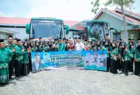 Jihan Nurlela berfoto bersama perwakilan mahasiswa penerima beasiswa PW Pergunu Lampung Angkatan XII sebelum keberangkatan ke Mojokerto.