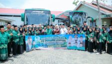 Jihan Nurlela berfoto bersama perwakilan mahasiswa penerima beasiswa PW Pergunu Lampung Angkatan XII sebelum keberangkatan ke Mojokerto.