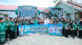 Jihan Nurlela berfoto bersama perwakilan mahasiswa penerima beasiswa PW Pergunu Lampung Angkatan XII sebelum keberangkatan ke Mojokerto.