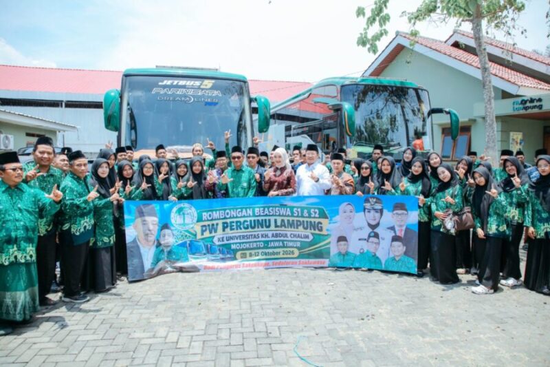 Jihan Nurlela berfoto bersama perwakilan mahasiswa penerima beasiswa PW Pergunu Lampung Angkatan XII sebelum keberangkatan ke Mojokerto.