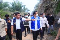 H. Herman Deru (rompi biru) dan Wamen LH RI Diaz Faisal Malik Hendropriyono (kemeja putih) berjalan bersama meninjau titik Karhutla yang berdekatan dengan area perkebunan sawit.