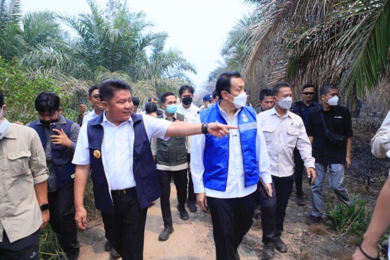 H. Herman Deru (rompi biru) dan Wamen LH RI Diaz Faisal Malik Hendropriyono (kemeja putih) berjalan bersama meninjau titik Karhutla yang berdekatan dengan area perkebunan sawit.