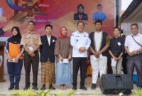 H. Cik Ujang, berfoto bersama para siswa berprestasi SMAN 1 Gelumbang di atas panggung acara Gebyar SMANSAGEL Jilid 11.