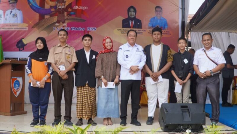H. Cik Ujang, berfoto bersama para siswa berprestasi SMAN 1 Gelumbang di atas panggung acara Gebyar SMANSAGEL Jilid 11.