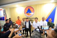 H. Herman Deru dan Wamen LH RI Diaz Faisal Malik Hendropriyono memberikan keterangan pers bersama usai memimpin pertemuan koordinasi penanggulangan karhutla di Kantor BPBD Sumsel.