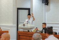 Rahmat Mirzani Djausal memaparkan strategi penguatan ekonomi masyarakat dan ketahanan pangan di podium Ruang Rapat Utama.   