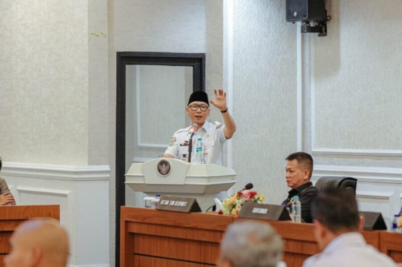 Rahmat Mirzani Djausal memaparkan strategi penguatan ekonomi masyarakat dan ketahanan pangan di podium Ruang Rapat Utama.   