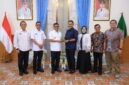 Andra Soni berfoto bersama manajemen PTPN IV Regional Banten usai penyerahan cenderamata di Gedung Negara Provinsi Banten.