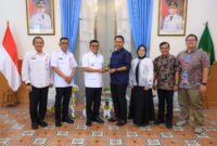 Andra Soni berfoto bersama manajemen PTPN IV Regional Banten usai penyerahan cenderamata di Gedung Negara Provinsi Banten.