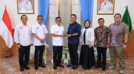 Andra Soni berfoto bersama manajemen PTPN IV Regional Banten usai penyerahan cenderamata di Gedung Negara Provinsi Banten.