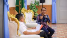 CEO Gyokai Indonesia Kompeten Teguh Imam Pambudi pemaparan strategi magang industri lulusan SMK di hadapan Gubernur Banten Andra Soni di Gedung Negara Provinsi Banten.