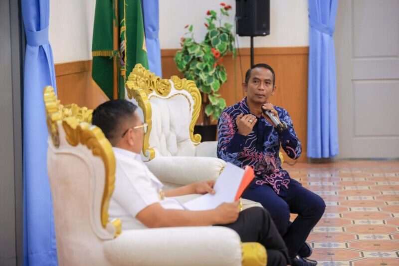 CEO Gyokai Indonesia Kompeten Teguh Imam Pambudi pemaparan strategi magang industri lulusan SMK di hadapan Gubernur Banten Andra Soni di Gedung Negara Provinsi Banten.