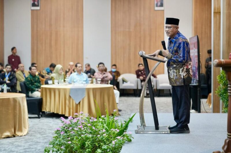 Foto Ketua Umum PP Muhammadiyah, Prof. Dr. Haedar Nashir, M.Si saat membuka acara FORKOM GB PTMA di UMY