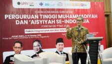 Foto Ketua Majelis Diktilitbang PP Muhammadiyah, Prof. Dr. Bambang Setiaji, M.Si. dalam sambutan hari pertama pelaksanaan FORKOM GB PTMA 2026 di UMY