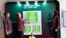 Wakil Rektor Bidang Pendidikan, Kewirausahaan, dan Alumni UMY, Prof. Dr. Zuly Qodir, M.Ag., melakukan seremonial Kick-off Penmaru UMY 2027/2028 dengan menempel logo UMY