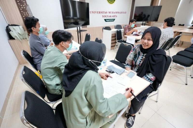 proses cek kesehatan gratis yang diselenggarakan oleh UMY dan UPTD Puskesmas 1 kepada civitas UMY
