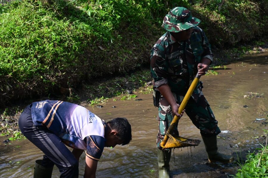 Cegah Banjir Meluap ke Pemukiman, TNI dan Warga Wonosobo Salurkan Aksi Nyata Bersihkan Saluran Air