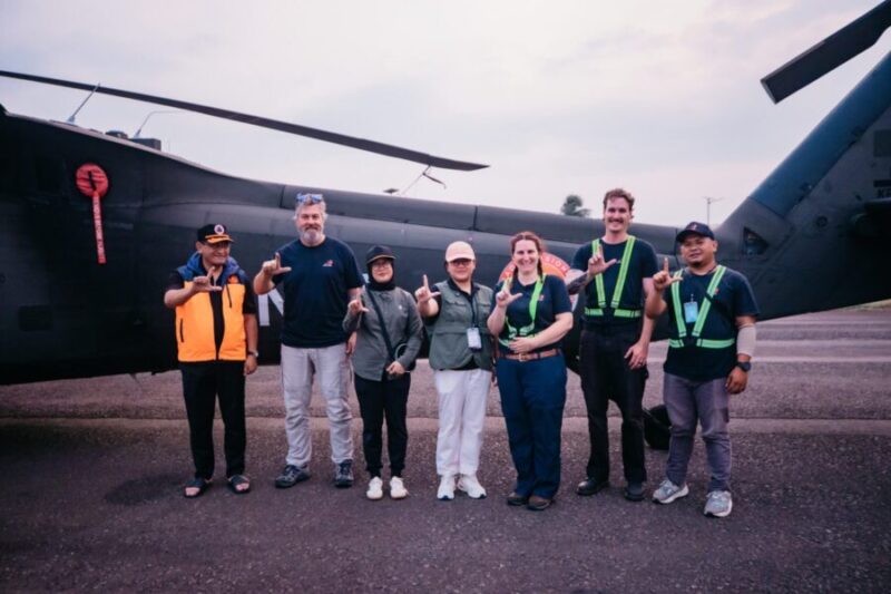 Kepala BPBD Provinsi Lampung Aswarodi (paling kiri, rompi oranye) berfoto bersama tim Satgas Udara dan kru di depan helikopter water bombing BNPB yang disiagakan untuk penanggulangan karhutla.
