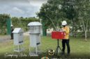 Tim UPTD Laboratorium Lingkungan DLH Provinsi Lampung saat melakukan sampling udara ambien untuk memantau kualitas udara secara langsung di lapangan.