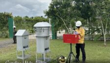Tim UPTD Laboratorium Lingkungan DLH Provinsi Lampung saat melakukan sampling udara ambien untuk memantau kualitas udara secara langsung di lapangan.