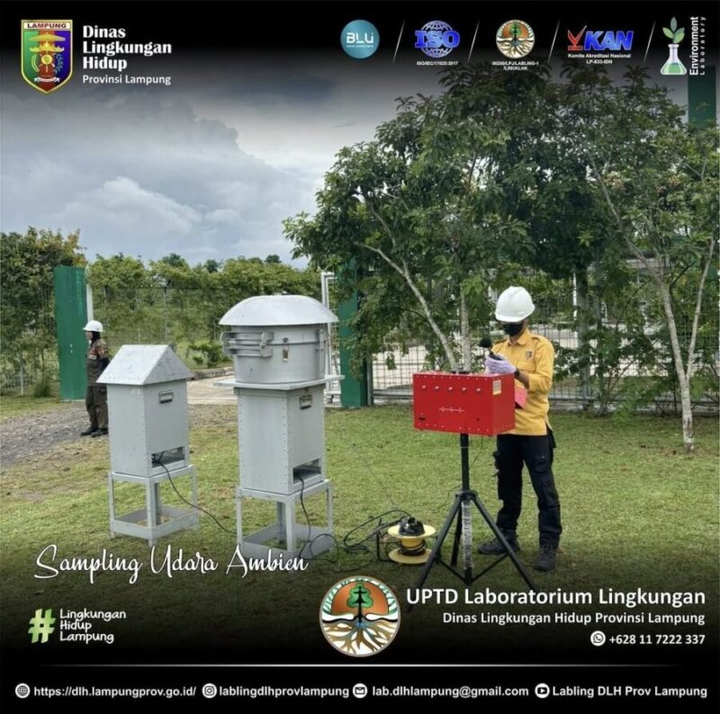 Tim UPTD Laboratorium Lingkungan DLH Provinsi Lampung saat melakukan sampling udara ambien untuk memantau kualitas udara secara langsung di lapangan.