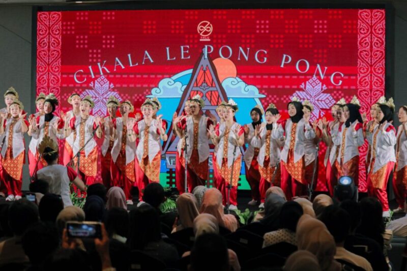 Penampilan memukau tim paduan suara Treasured Harmony Lampung Community (THLC) membawakan lagu daerah dengan kostum tradisional pada konser tahunan bertajuk Invitation and Memorial.