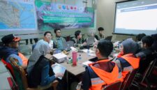 Jihan Nurlela memimpin rapat kordinasi bersama Satgas Karhutla dan tim Operasi Modifikasi Cuaca (OMC) di Posko Bandara Radin Inten II.